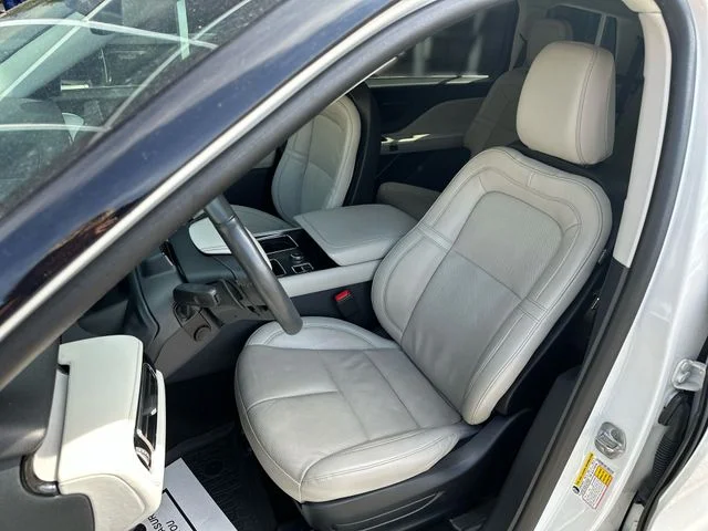 Used 2025 White Lincoln Reserve image 12