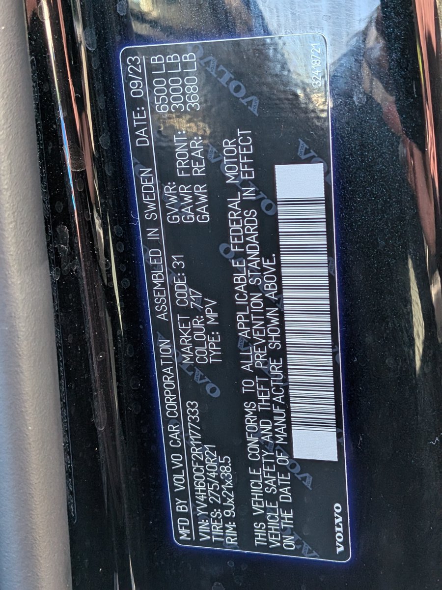 Used 2024 Onyx Black Metallic Volvo Ultimate Bright Theme image 27