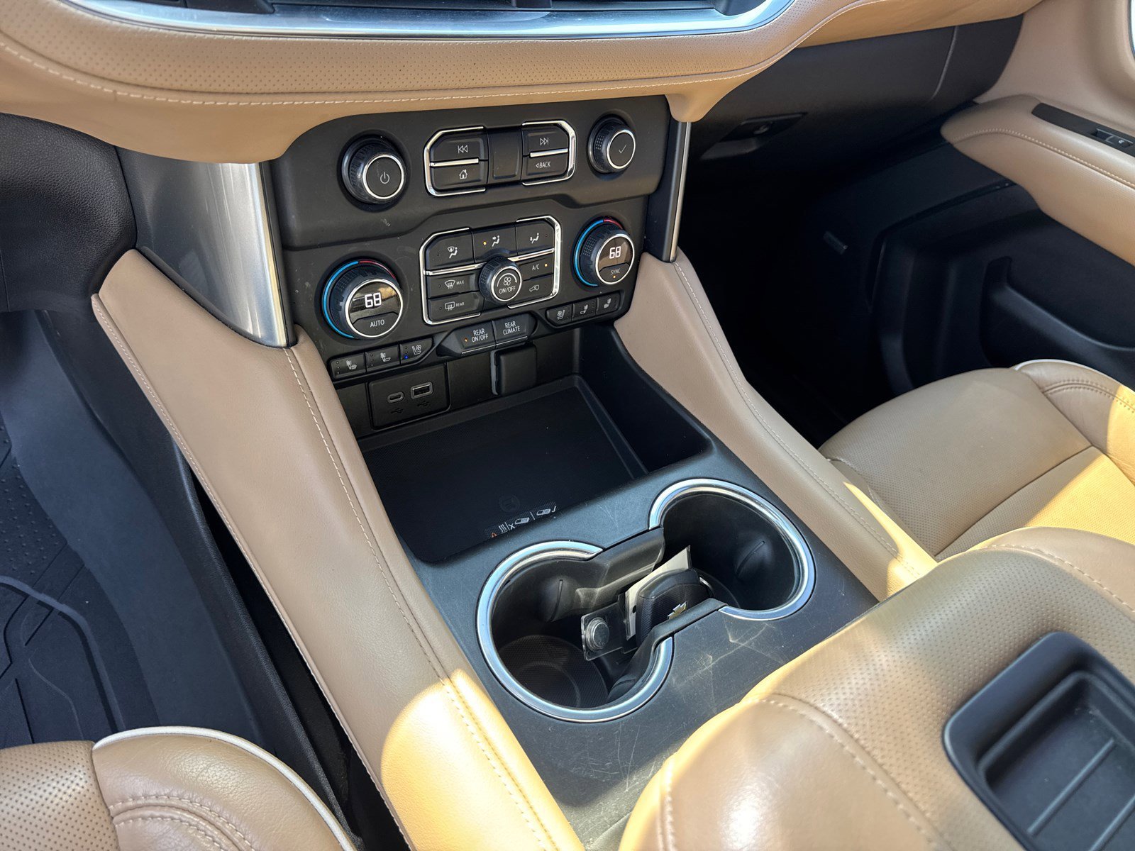 Used 2021 Iridescent Pearl Tricoat Chevrolet Premier image 32