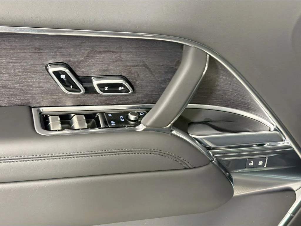 New 2026 Carpathian Grey Land Rover SE image 18