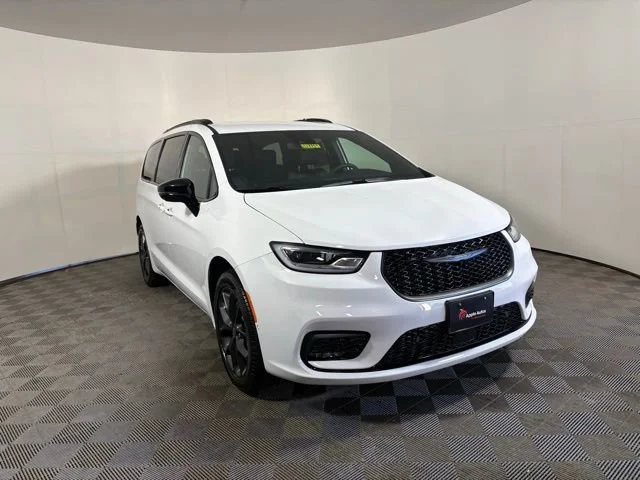 2026 Chrysler Pacifica Select AWD's photo