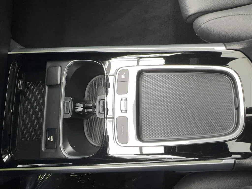Used 2025 Black Mercedes-Benz GLB 250 image 39