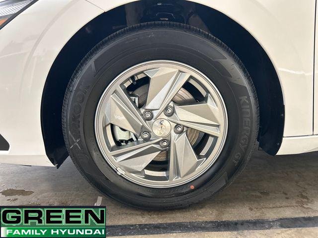 New 2026 White Hyundai SE image 10