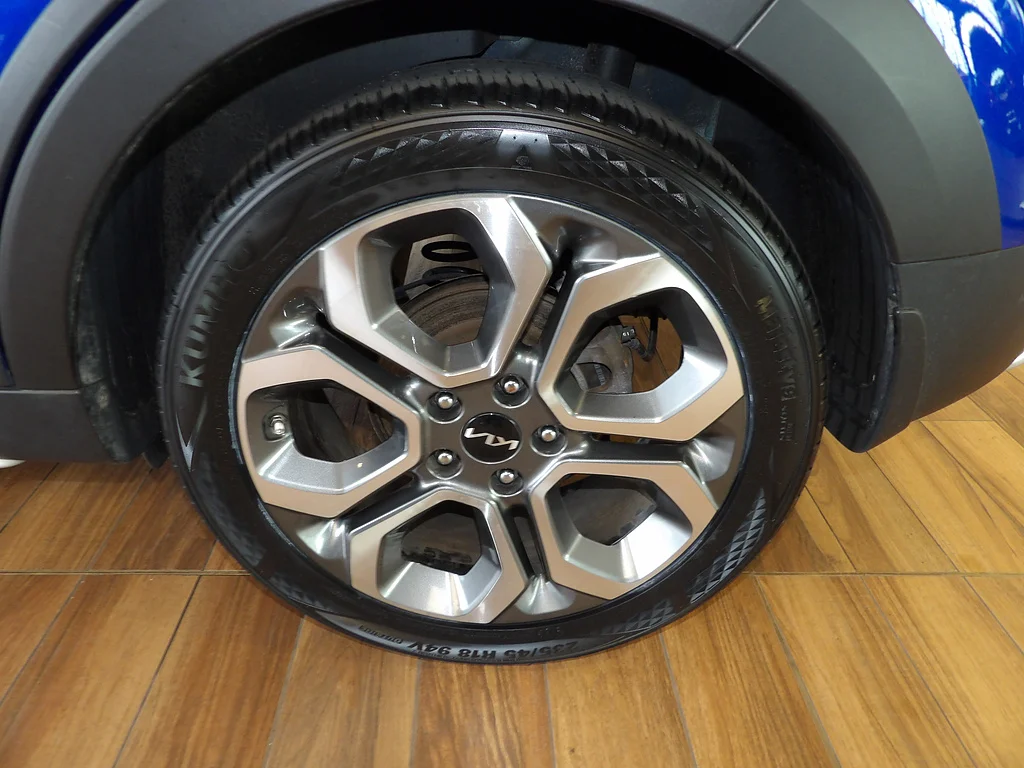 Used 2022 Neptune Blue/Cherry Black Kia X-Line image 9