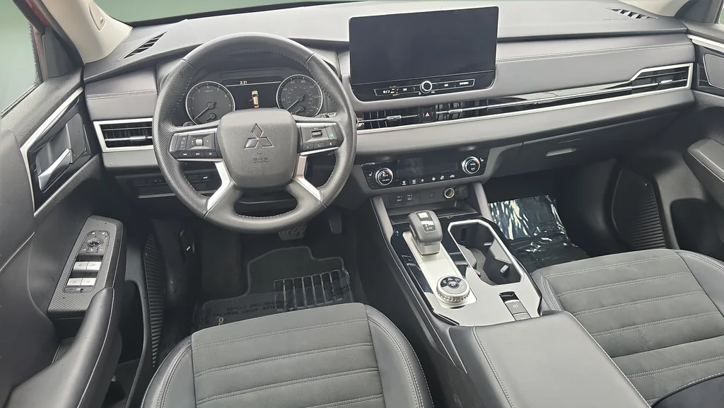 2025 Mitsubishi Outlander SE - Photo 21