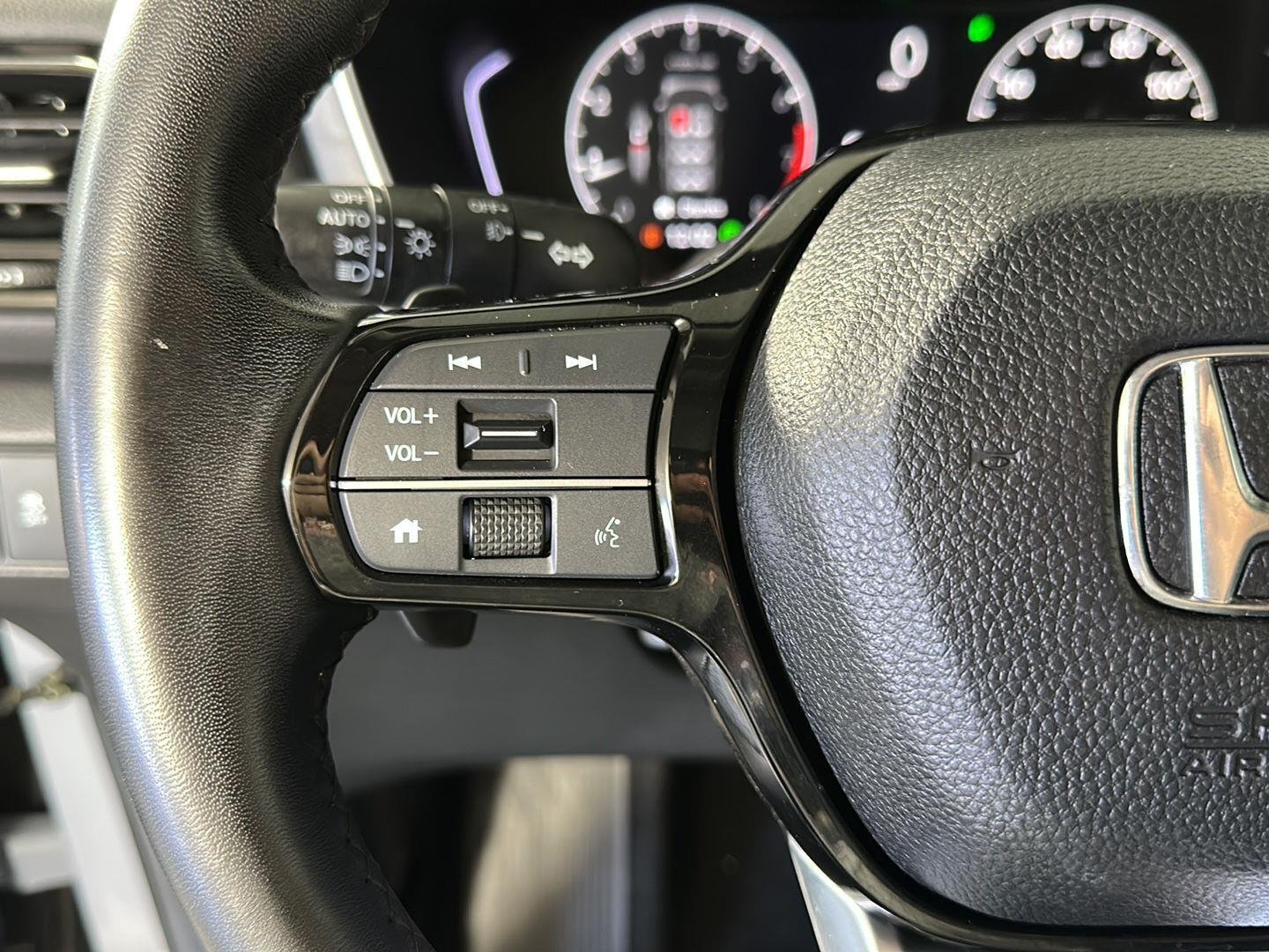 Used 2024 Sonic Gray Pearl Honda Touring image 13
