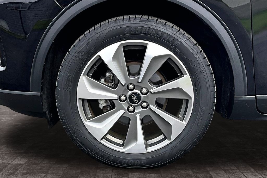 Used 2023 Black Metallic Ford Platinum image 34