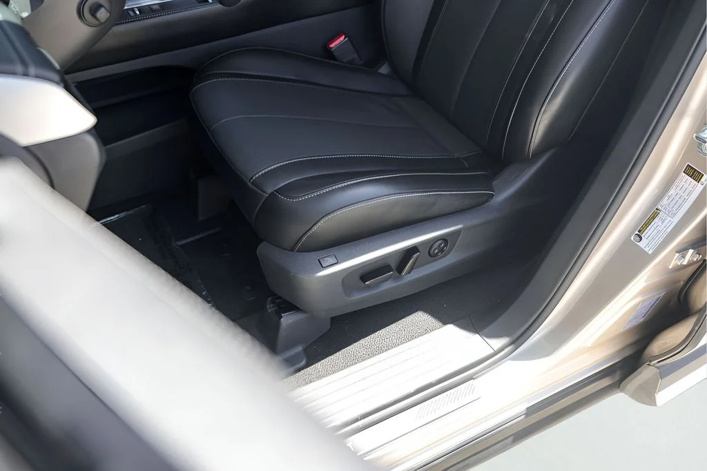 Used 2023 Silver INFINITI Sensory image 11