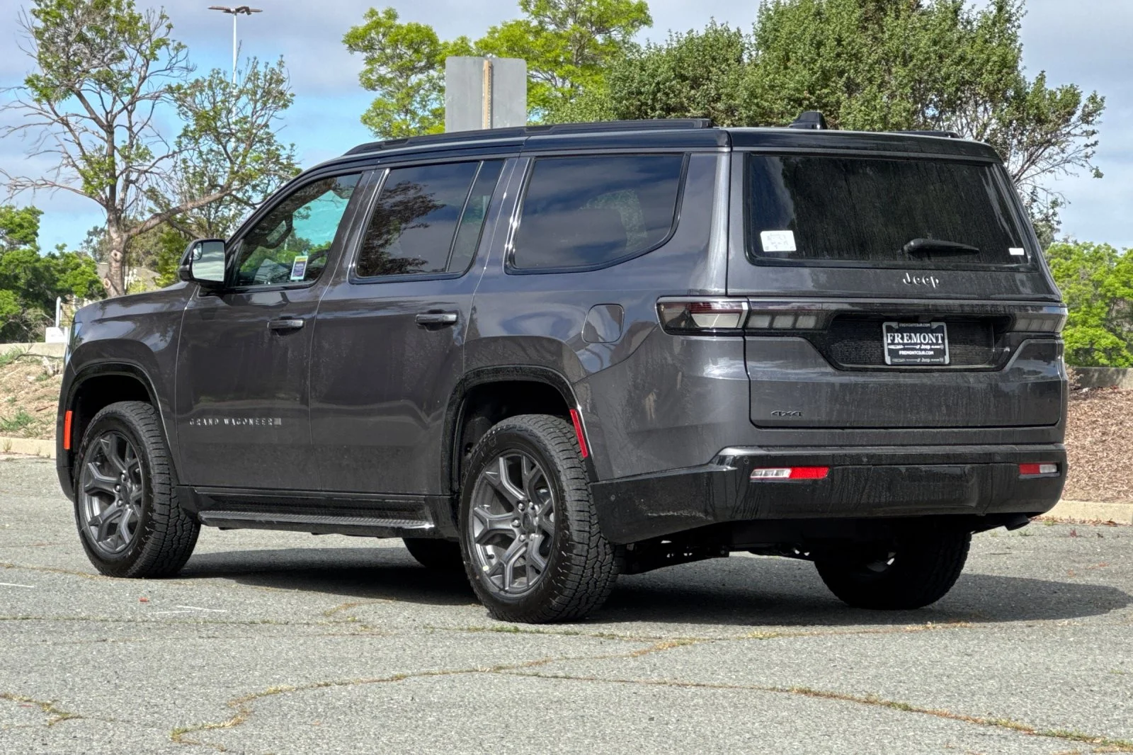 New 2026 Baltic-Gray Metallic Clear-Coat Exterior Paint Jeep Upland image 5