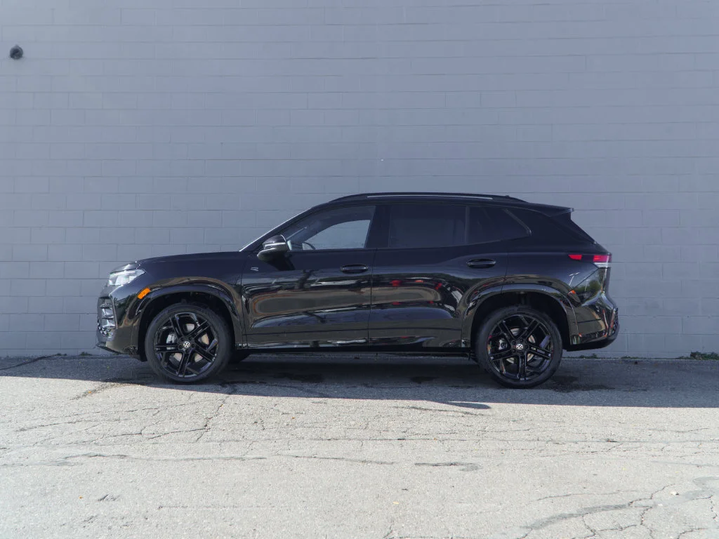 New 2026 Deep Black Pearl Volkswagen 2.0T SE R-Line Black image 3