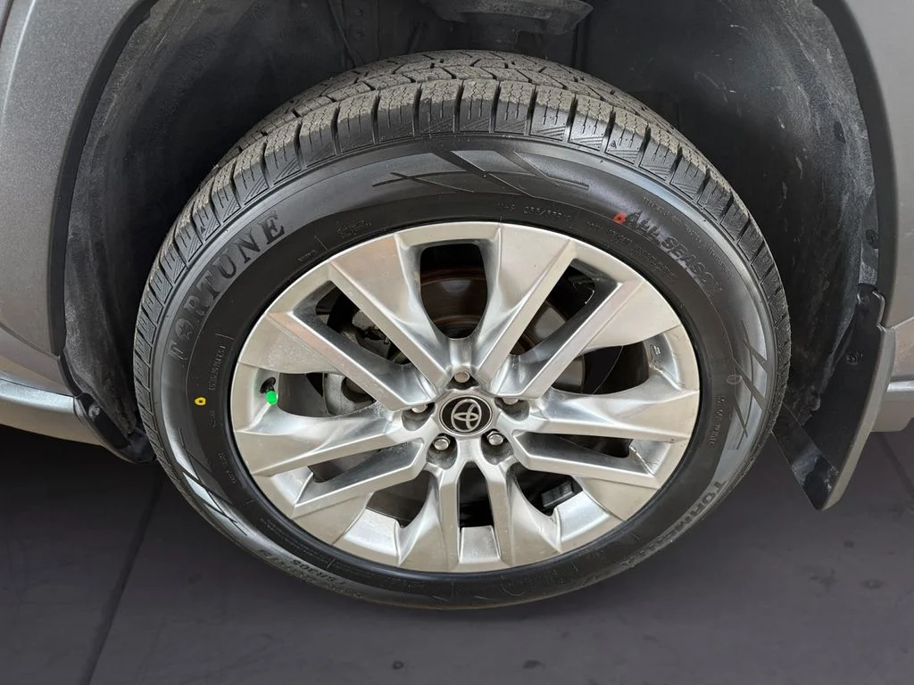 Used 2025 Gray Toyota XLE Premium image 9