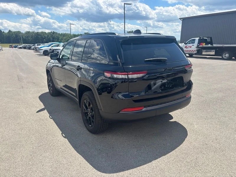 New 2026 Diamond Black Crystal Pearl-Coat Exterior Paint Jeep Laredo Altitude image 5