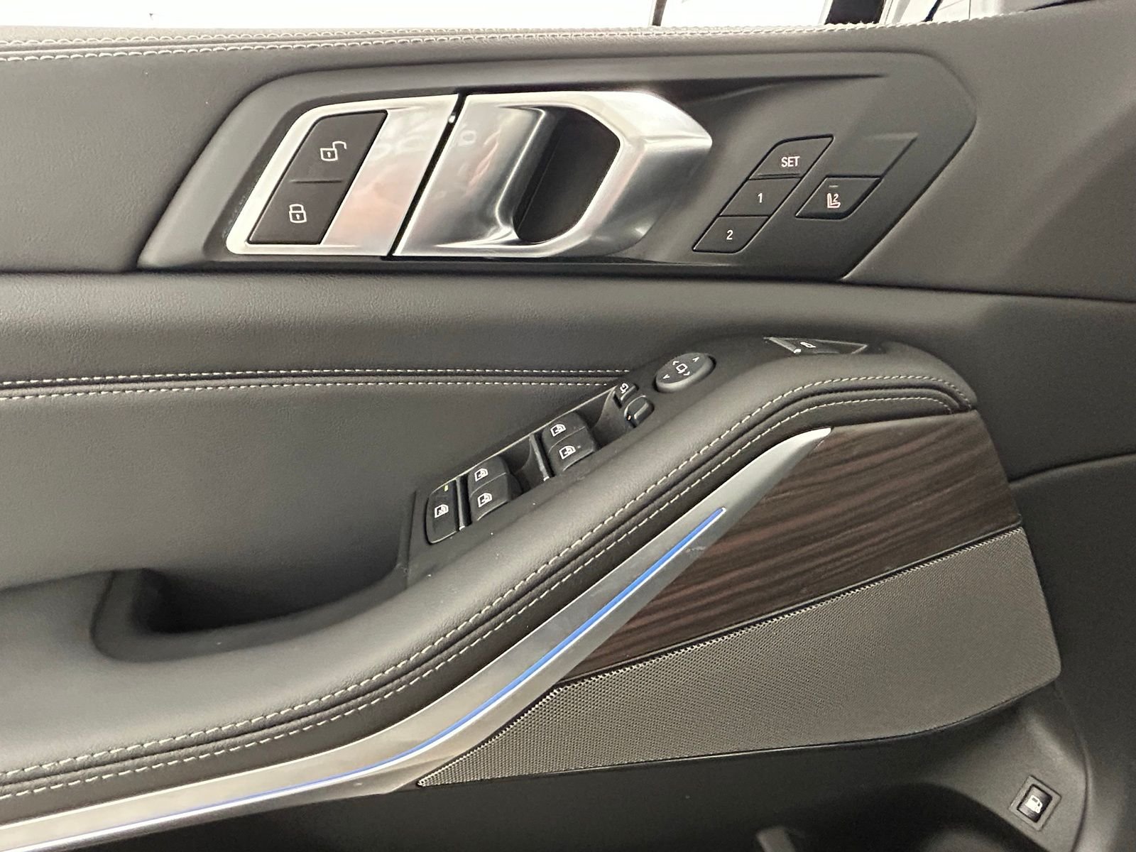 New 2026 Dravit Gray Metallic BMW xDrive50e image 25