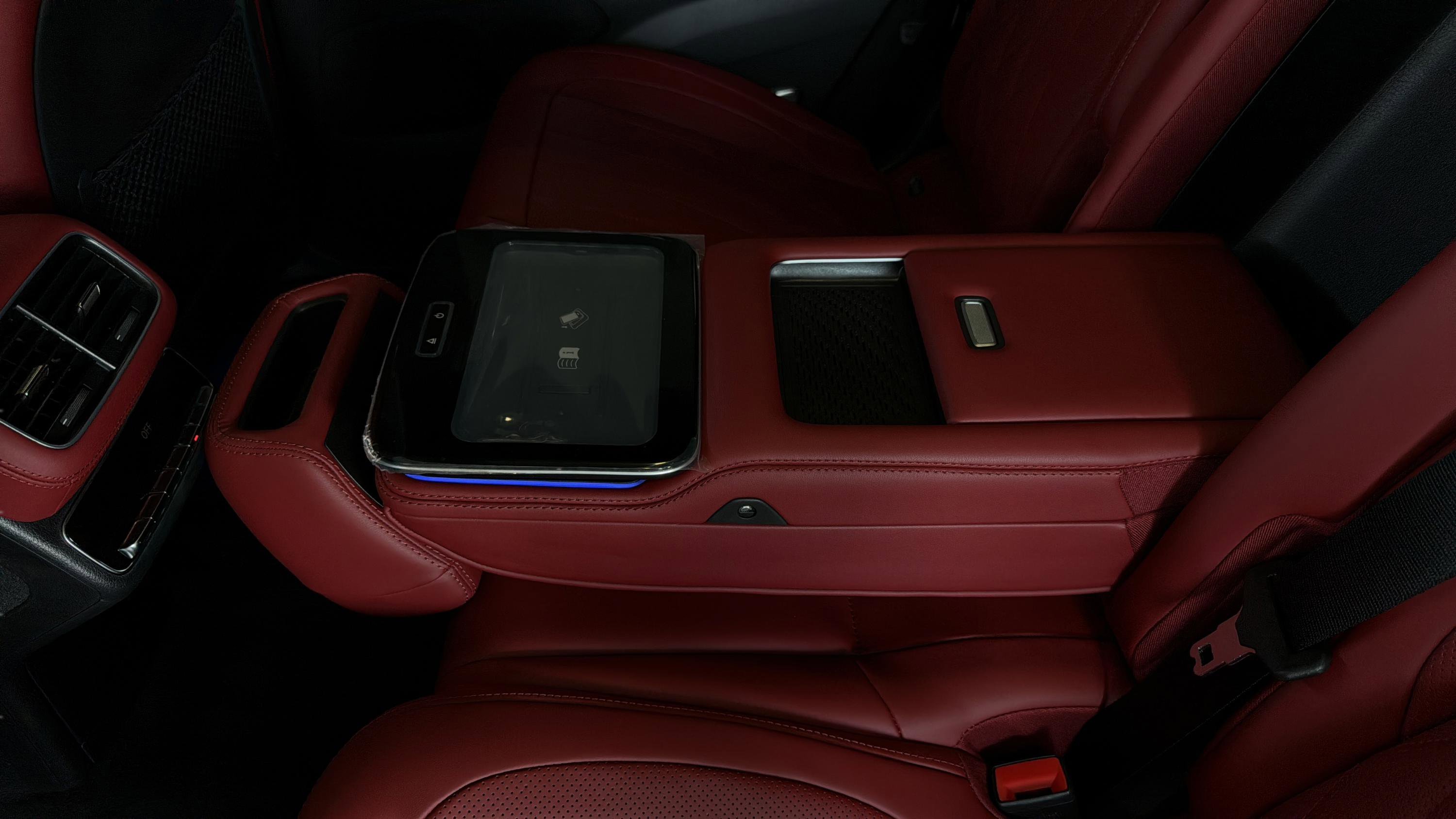 New 2026 MANUFAKTUR Signature Cirrus Silver Magno Mercedes-Benz AMG® GLS 63 image 40