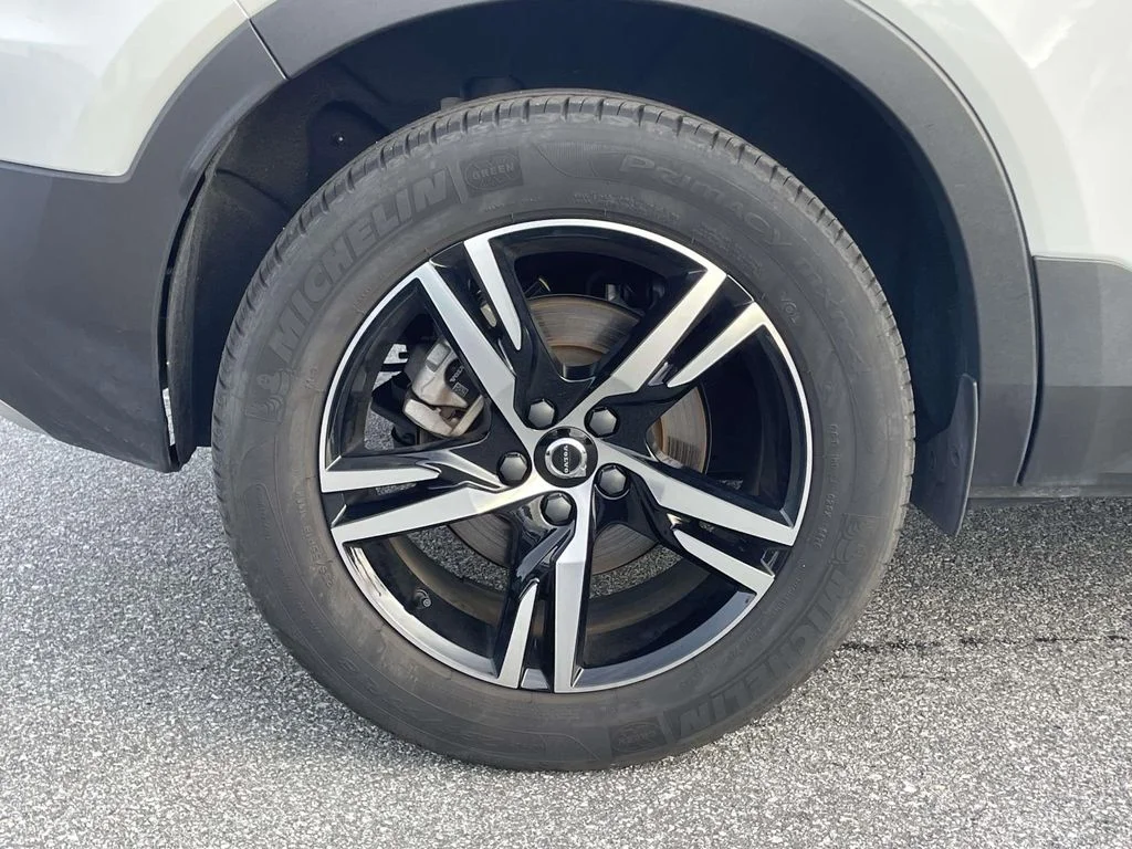 Certified Used 2025 Crystal White Volvo Core image 31