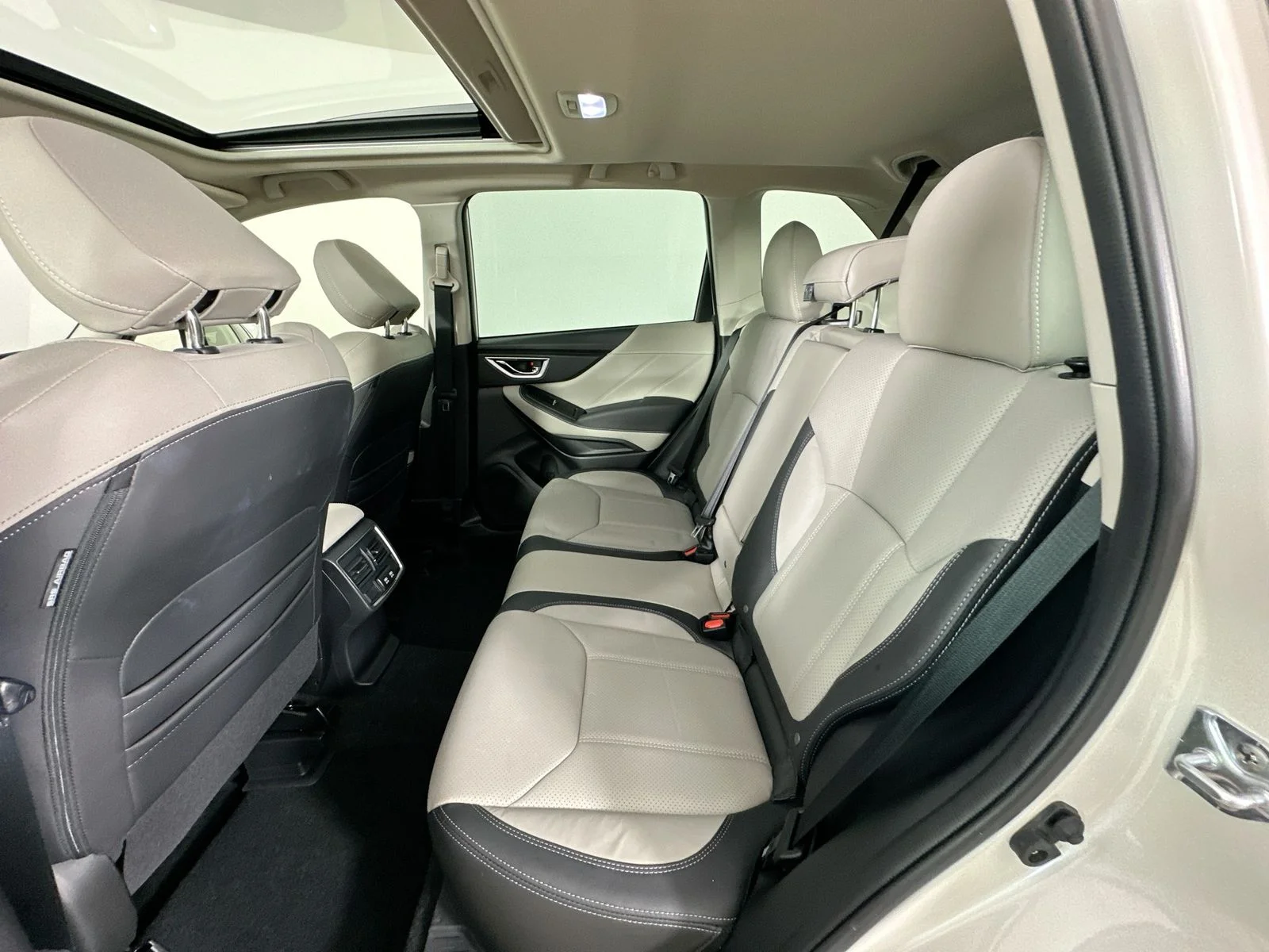Used 2024 White Subaru  image 37
