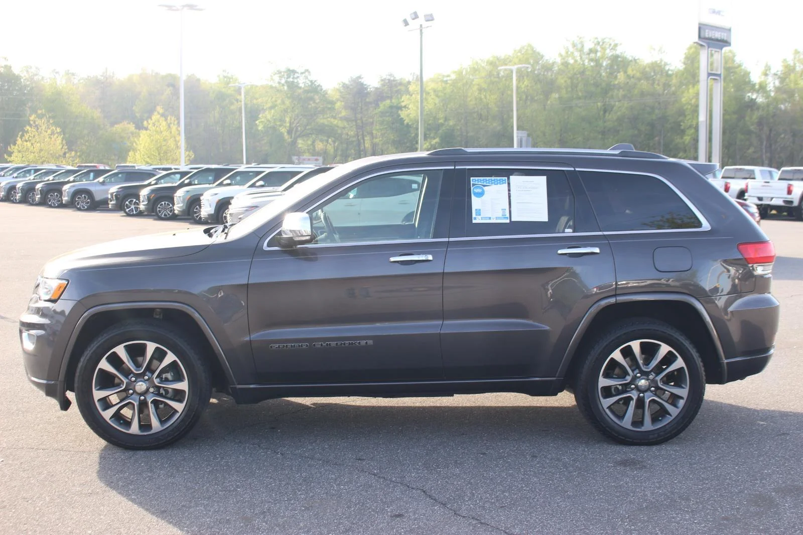 Used 2018 Grey Jeep Overland image 4