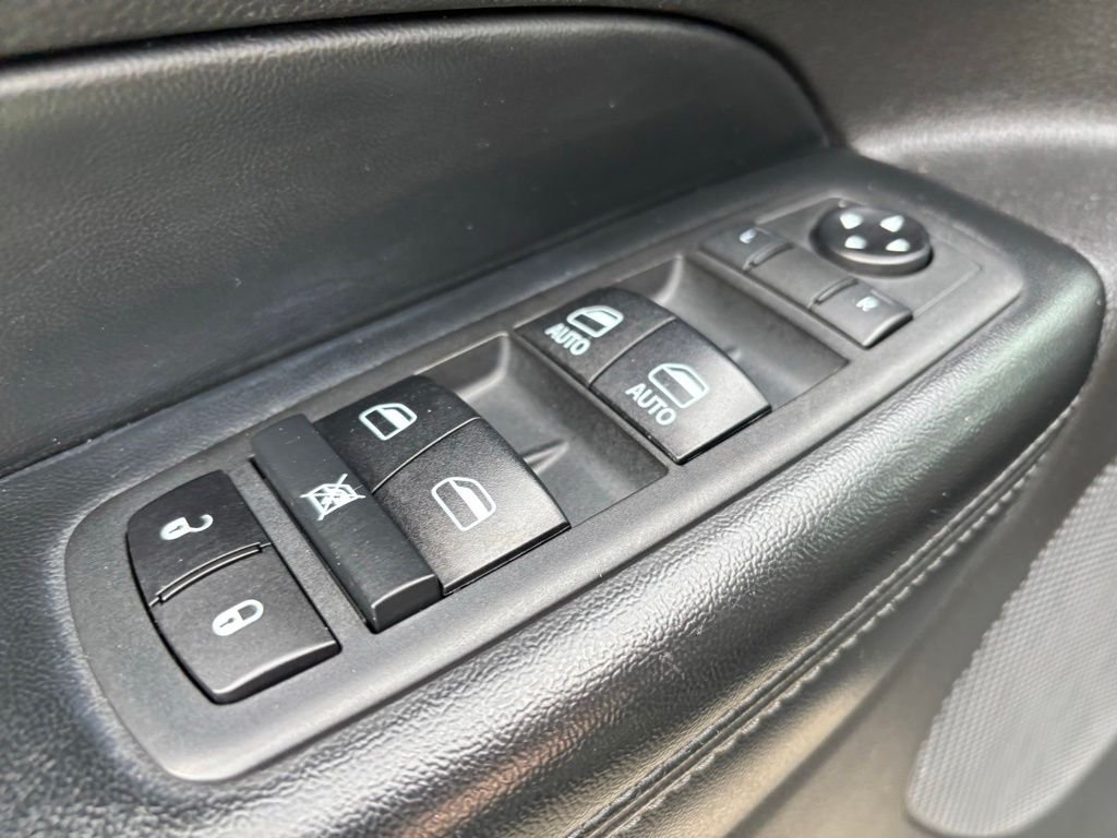 Used 2020 Black Jeep Laredo image 32