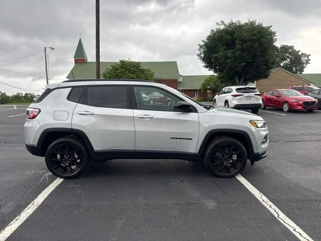 New 2026 Silver Zynith Metallic Clearcoat Jeep Latitude image 8