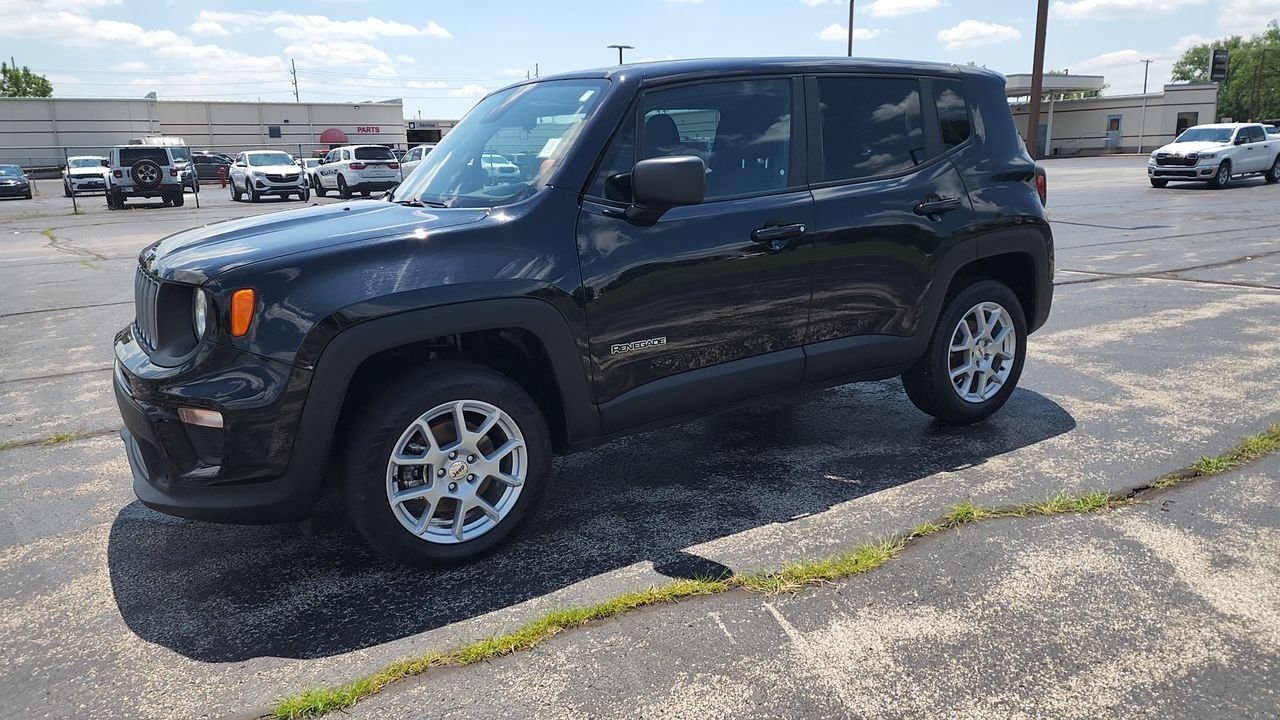 Used 2023 Black Clearcoat Jeep Latitude image 4