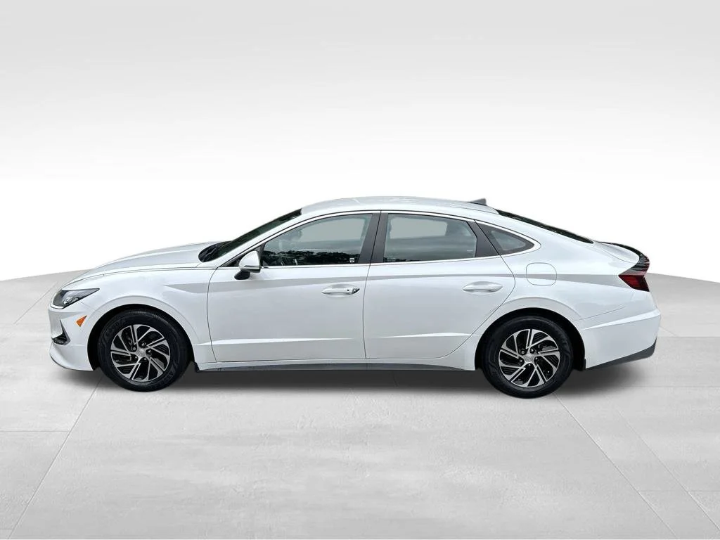 Used 2022 White Hyundai Blue image 2