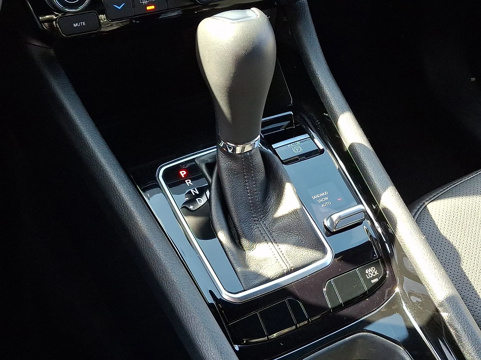 Used 2023 Laser Blue Pearlcoat Jeep Limited image 14