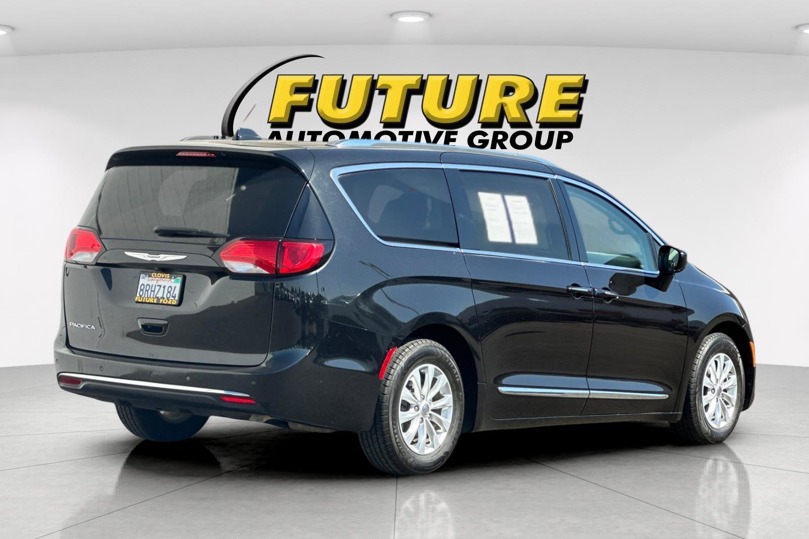 Used 2019 Black Chrysler Touring L image 3