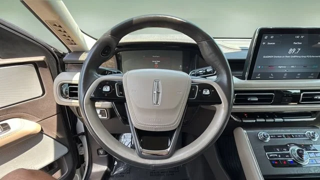 Used 2023 White Lincoln Reserve image 12
