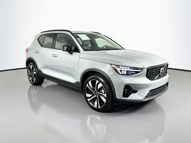 2025 Volvo XC40 B5 Ultra Dark Theme