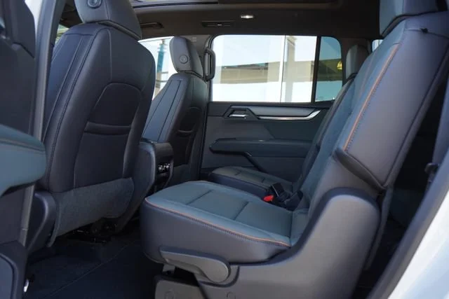Used 2025 White Frost Tricoat GMC AT4 image 27