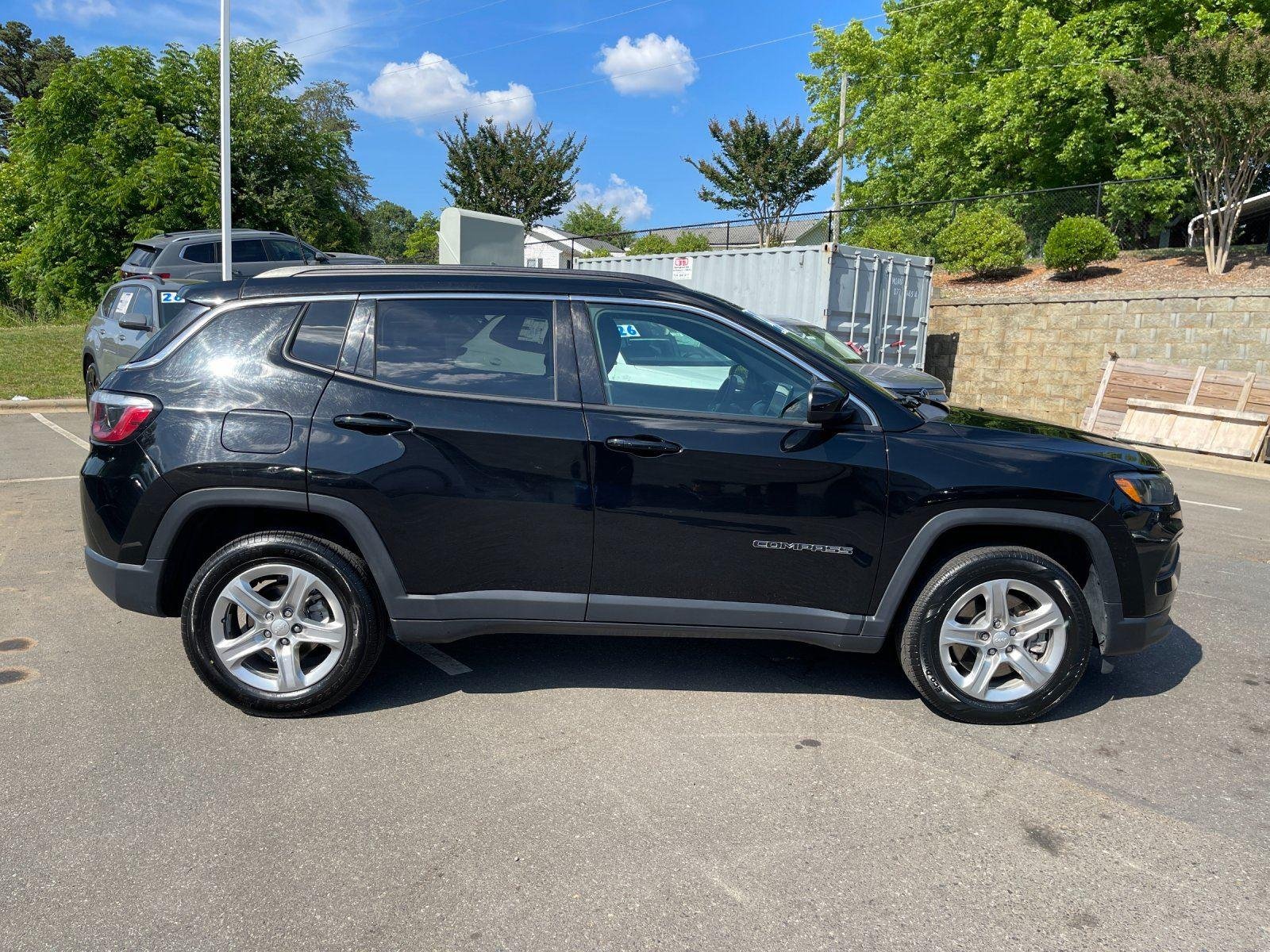Used 2024 Diamond Black Crystal Pearlcoat Jeep Latitude image 6