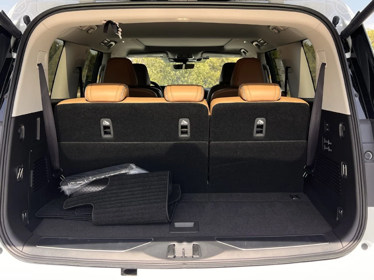 New 2027 RADIANT WHITE INFINITI Luxe 2WD image 26