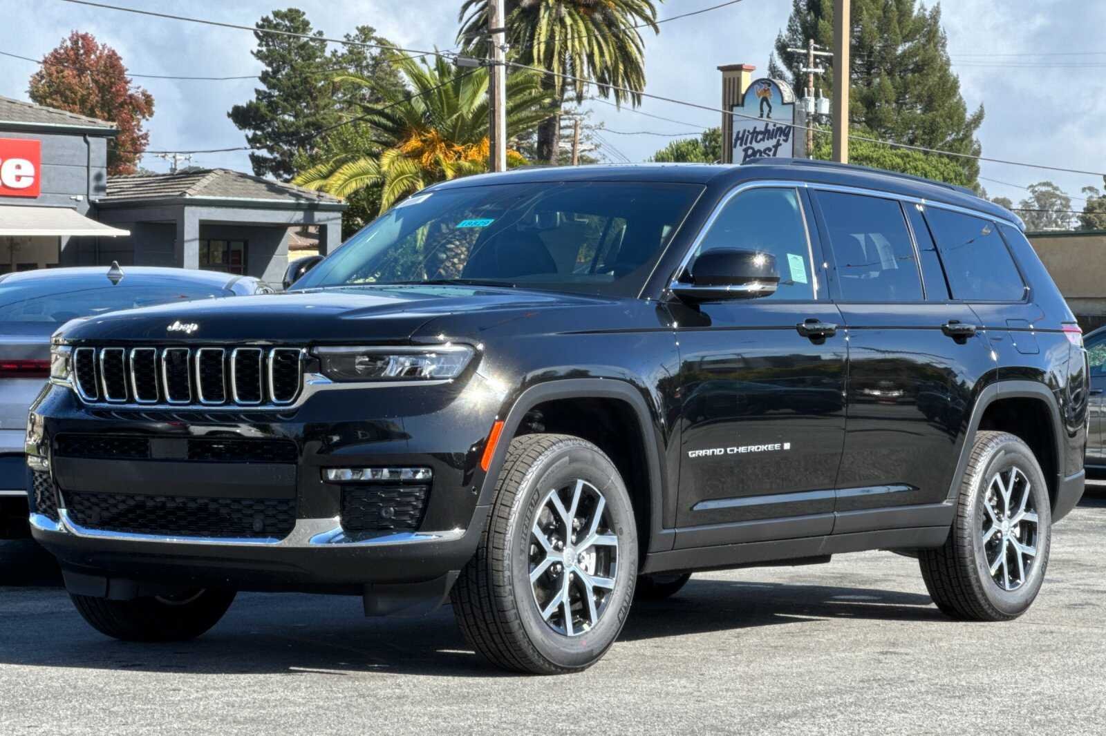 New 2025 Diamond Black Crystal Pearl-Coat Exterior Paint Jeep Limited image 8