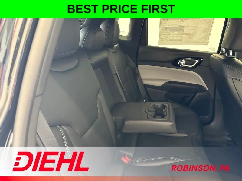 New 2026 Diamond Black Crystal Pearl-Coat Exterior Paint Jeep Limited image 12