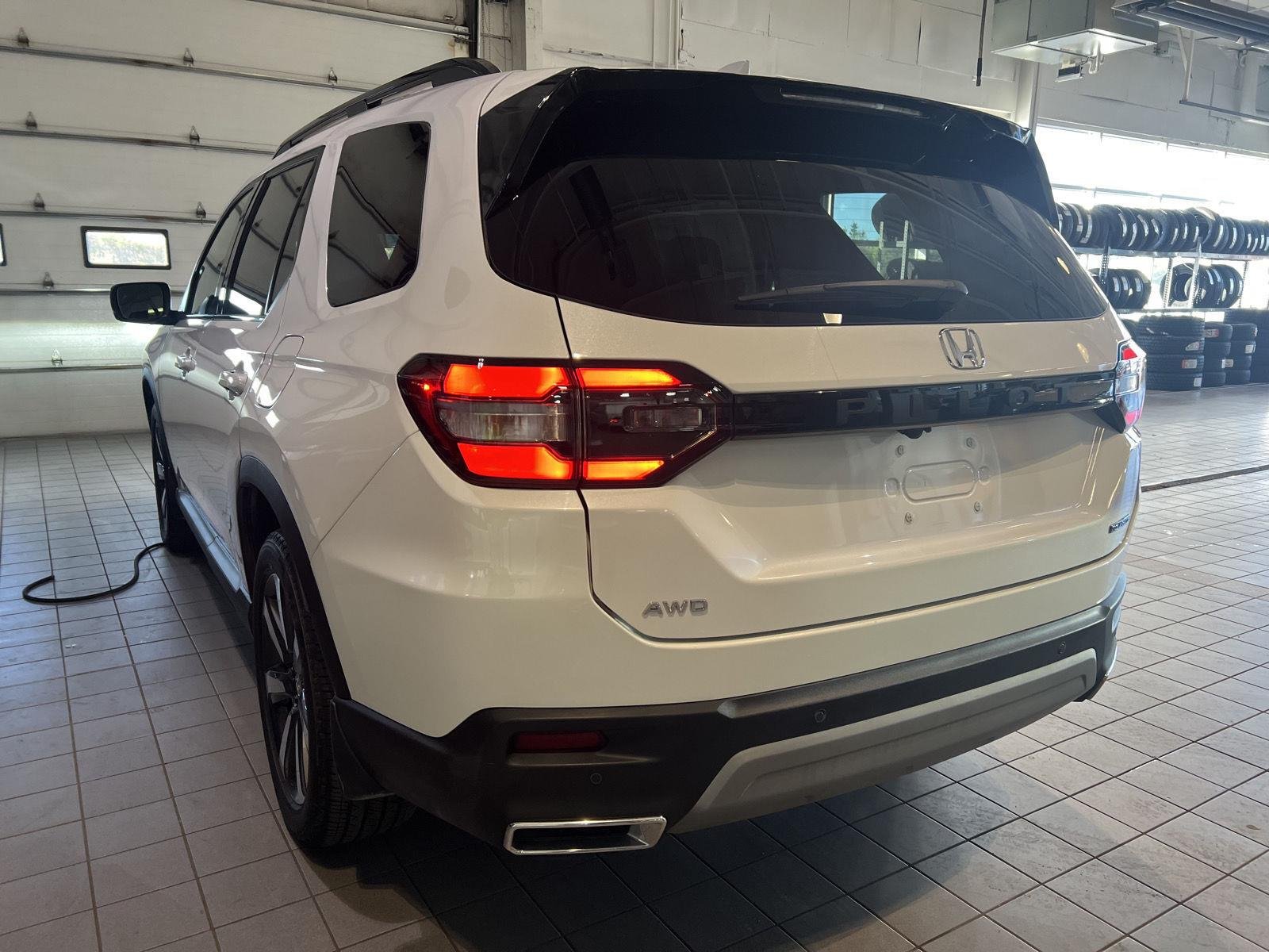 Used 2024 Platinum White Pearl Honda Touring image 6