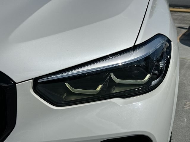 Used 2022 White BMW sDrive40i image 31