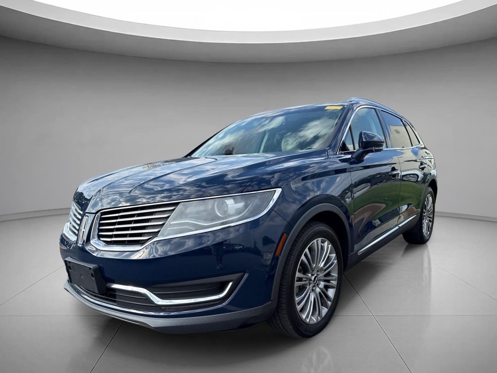 Used 2018 Blue Diamond Metallic Lincoln Reserve image 1