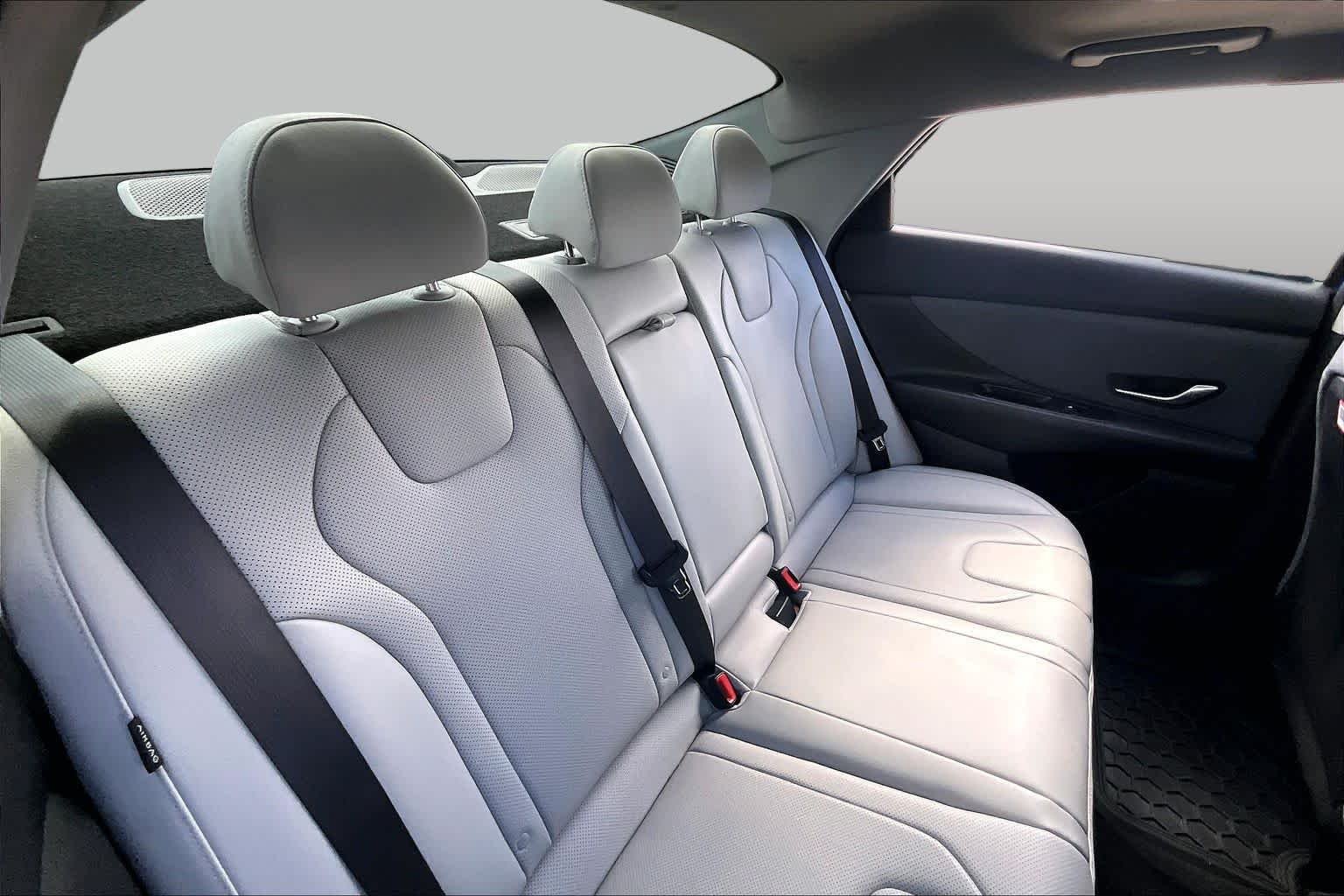 2025 Hyundai Elantra Limited - Photo 18