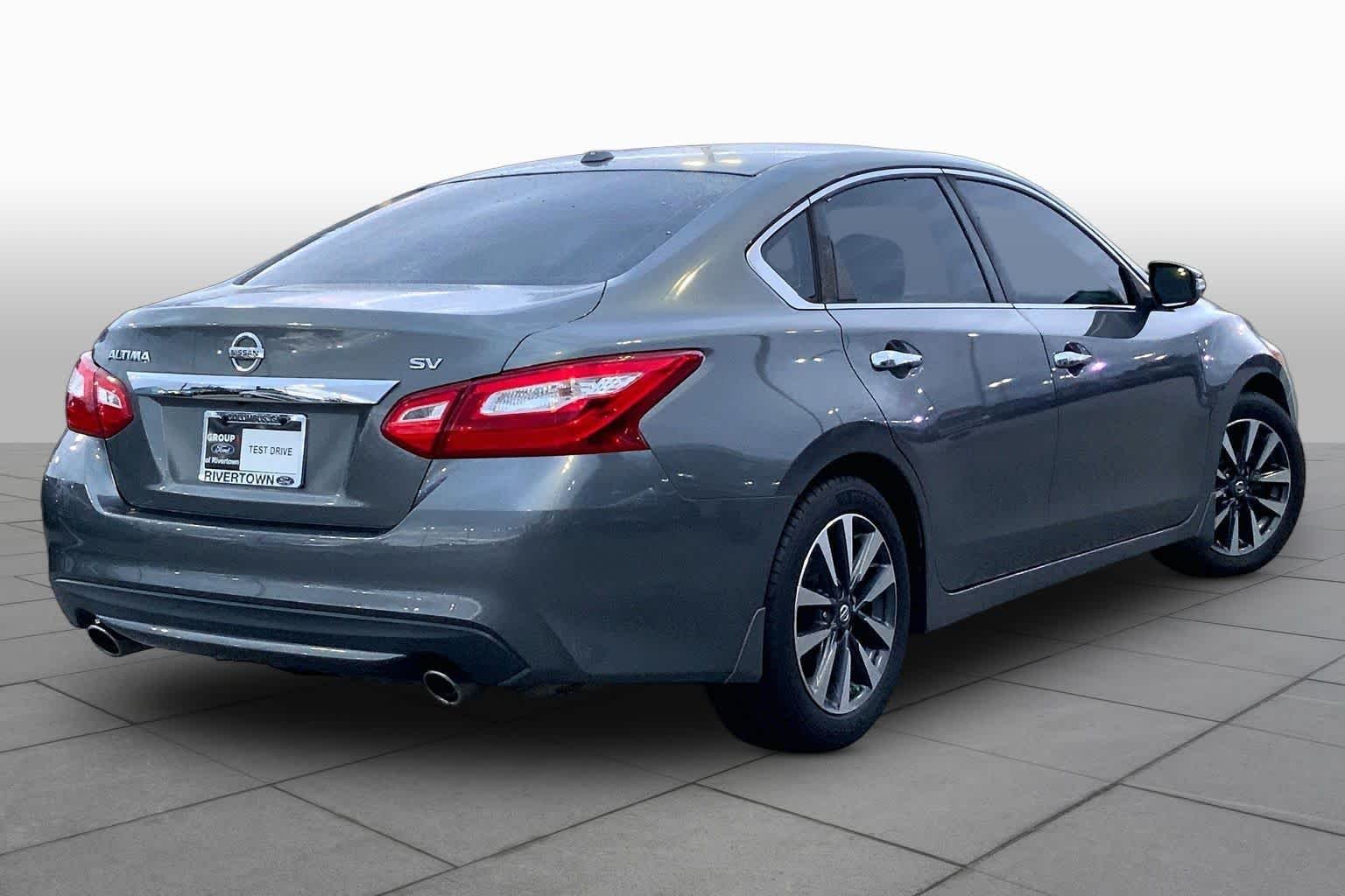 Used 2016 Gun Metallic Nissan 2.5 SV image 12
