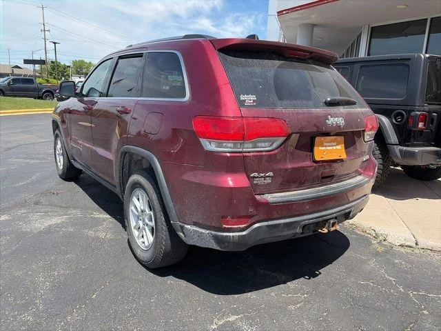 Used 2018 Velvet Red Pearlcoat Jeep Laredo image 6