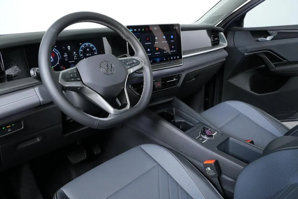 New 2026 Platinum Gray Metallic Volkswagen SE image 4