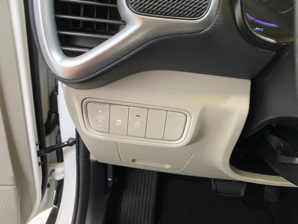 Used 2025 White Kia LX image 33