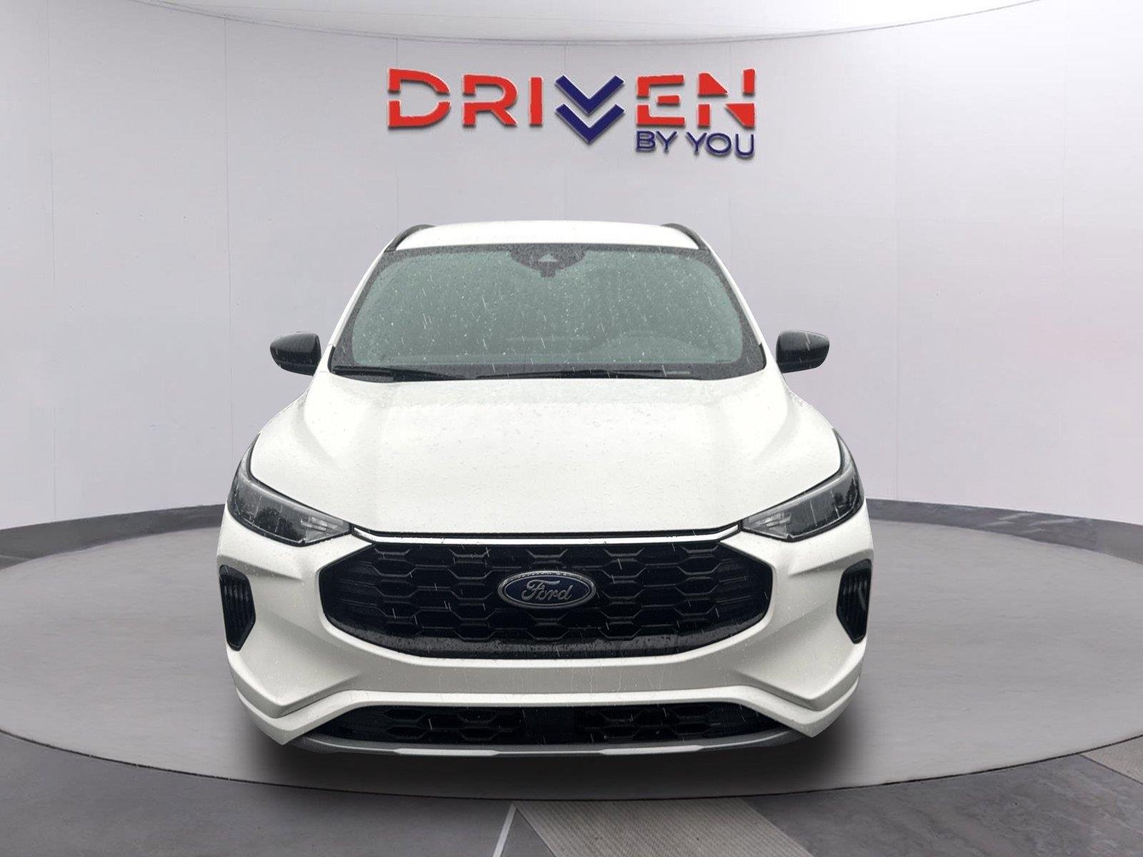 Used 2023 Star White Metallic Tri-Coat Ford ST-Line image 8