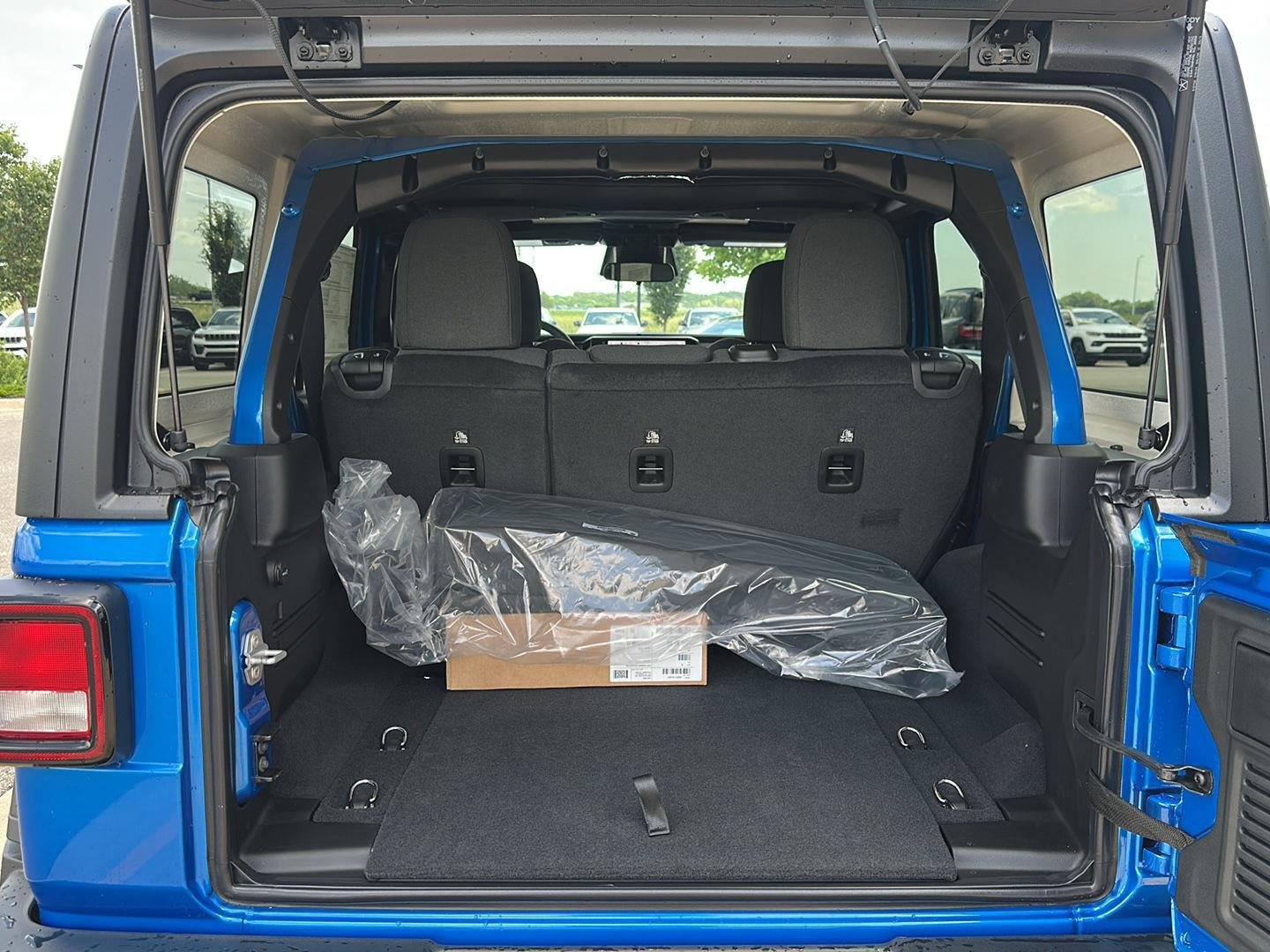 New 2026 Hydro Blue Pearl-Coat Exterior Paint Jeep Sport S image 27