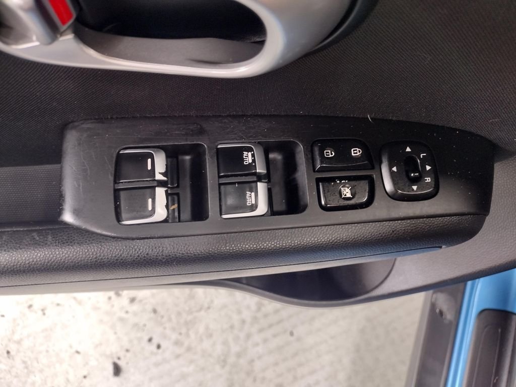 Used 2019 Caribbean Blue Kia Plus image 17