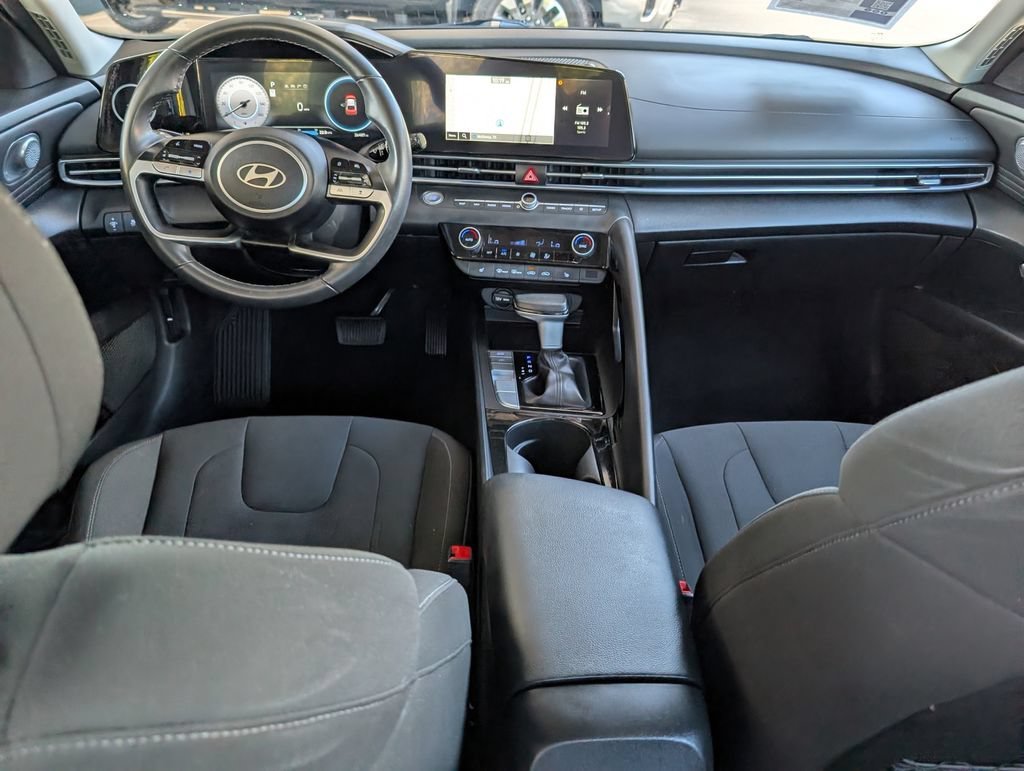Used 2025 Black Hyundai SEL Convenience image 18