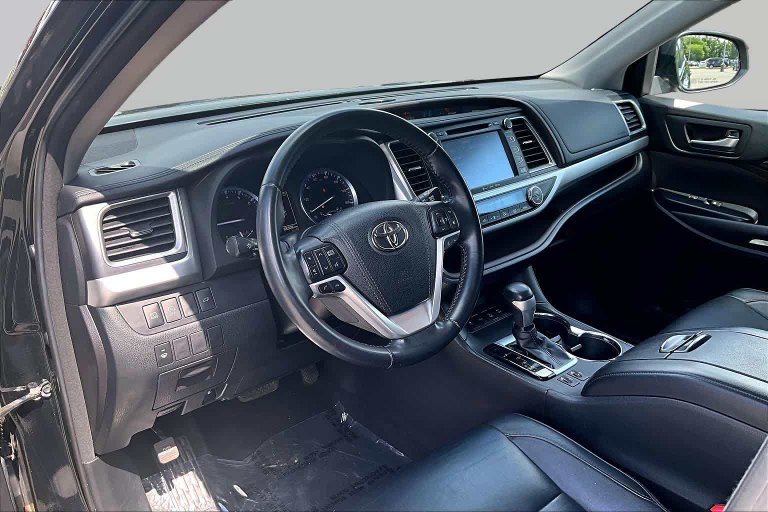 Used 2018 Midnight Black Metallic Toyota XLE image 18