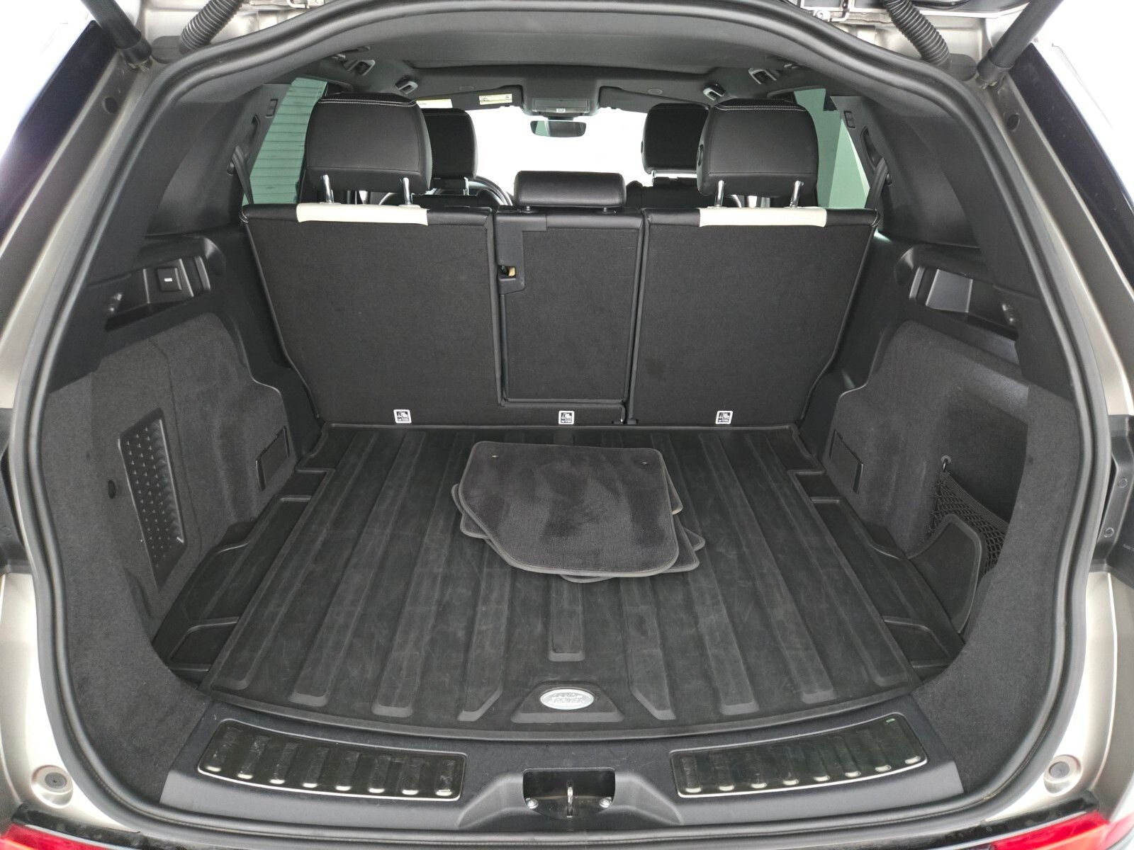 Used 2022 Silicon Silver Premium Metallic Land Rover SE R-Dynamic image 15