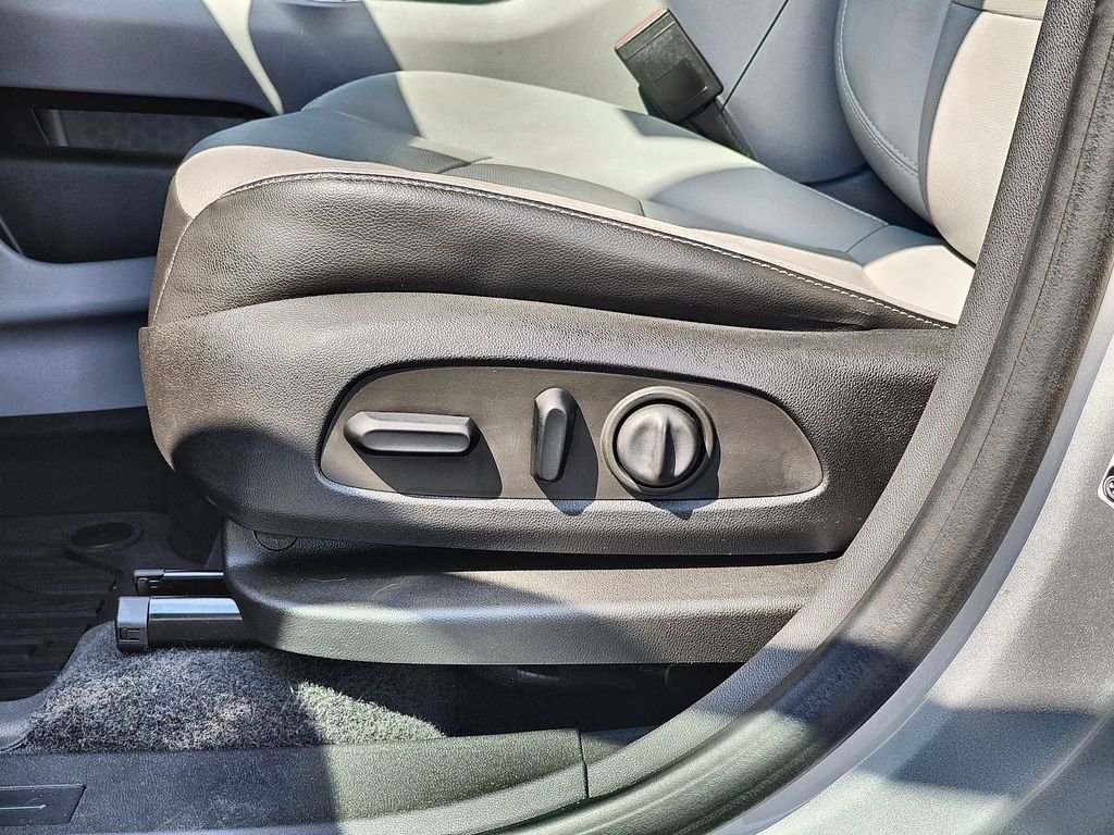 Used 2022 Silver GMC SLT image 12