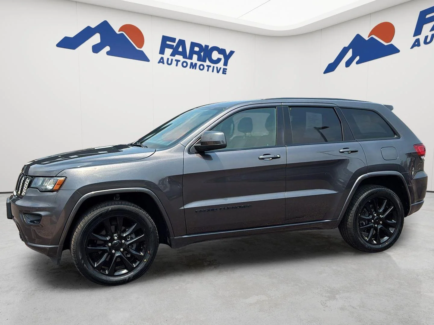 Used 2018 Granite Crystal Metallic Clearcoat Jeep Altitude image 1